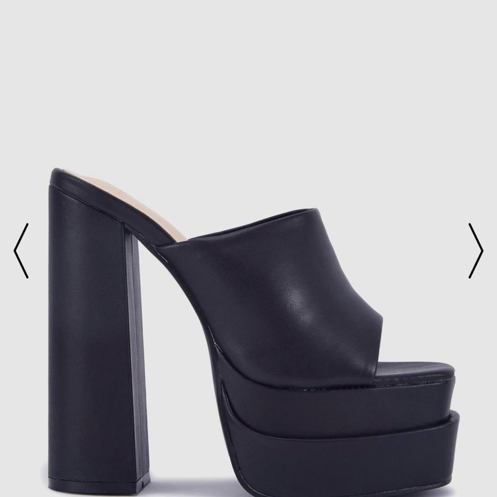 Novo Zaviera block heels 🖤🖤🖤🖤

SOLD ELSEWHERE